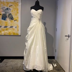 Ivory strapless Wedding Dress size 10